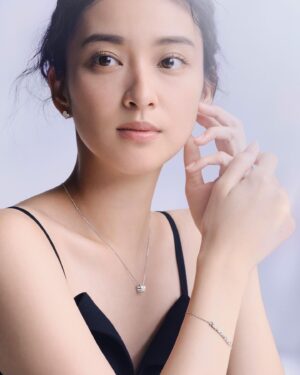 Emi Takei Instagram - この度　@chaumetofficial の人気コレクションであるビーマイラブのジャパンアンバサダーに就任いたしました💎待望の新作です。是非チェックしてみてください。