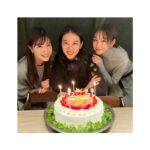 Emi Takei Instagram - わたしが１４歳の時に出逢って 気付いたら人生の半分を(半分以上だった…！) 一緒に過ごしてくれてる2人。 @mirei_kiritani_ @satoarisa920 思い出が尽きなくて☺️ 話す会話は昔と変わっているけど 一緒にいる心地よさはずっと変わらない。 お祝いしてくれてありがとう🎄❤️ Merry Christmas💫