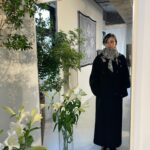Emi Takei Instagram - @loin.official @loin.styles このとろけるようなコート。 うちゅくしいー。 シルクのスカーフに ブラウンの口紅が 最近の気分にしっくりきた。