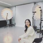 Emi Takei Instagram - 今朝情報解禁されました☺️ 松本清張の名作 「顔」 不朽である原作の物語に SNSやコロナ禍など 現代に落としこんで わたしはなんと、 殺人犯の顔をもつ覆面アーティストの役。 新しい挑戦だったり 久しぶりの現場に 最初はあわあわ！していましたね… でも たのしいですね。 ありがたいです。 沢山のスタッフの方と 素晴らしいキャストの皆さまと 丁寧に作り上げています。 楽しみにしていてくださいね！