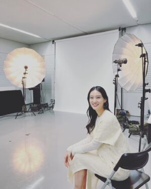 Emi Takei Instagram - 今朝情報解禁されました☺️

松本清張の名作
「顔」
不朽である原作の物語に
SNSやコロナ禍など
現代に落としこんで
わたしはなんと、
殺人犯の顔をもつ覆面アーティストの役。
新しい挑戦だったり
久しぶりの現場に
最初はあわあわ！していましたね…
でも
たのしいですね。
ありがたいです。

沢山のスタッフの方と
素晴らしいキャストの皆さまと
丁寧に作り上げています。

楽しみにしていてくださいね！