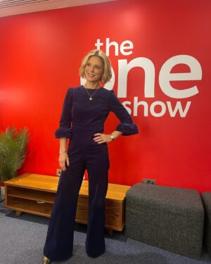 Emilia Fox Instagram - So very lovely to see #DavidCaves this evening @bbctheoneshow to talk about the new series of #SilentWitness. Tonight’s episode is at 9pm on @bbcone but ⚽️ tomorrow means the 2nd part will be shown next Monday, or both eps are available on @bbciplayer now. Thank you @aspigalondon for letting me wear this great jumpsuit and @lizbeckettmua for fab hmu! 🩷