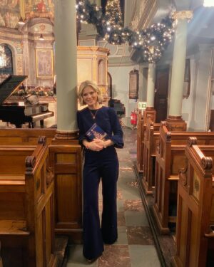 Emilia Fox Instagram - Tis the season for wonderful carol concerts. It was an honour and a festive treat to be part of ‘Together at Christmas’ for @thesickchildrenstrust , with fellow readers  @timdownie1 , @thisisalicebeer and @jennifalconer and some beautifully heartwarming performances from @christinajohnstonofficial @londonshowchoir and the simply adorable Toffee Bear Choir from @millhillprep .
🎵🎄☃️✨

#TogetheratChristmas #stmaryleboneparishchurch
