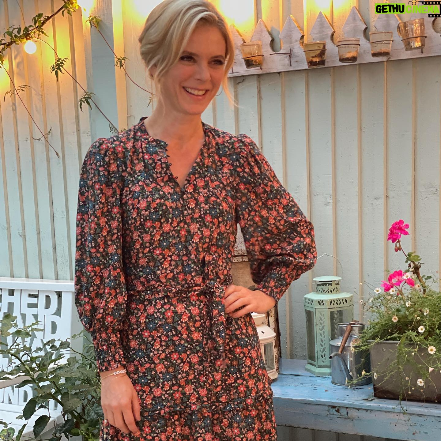 Emilia Fox - 8.1K Likes - Had the most lovely time discussing great books with @djsaracox @danesnaptiste @mrandyparsons and @evannalynch . Thank you #betweenthecovers for inviting me to join the 📚 club for tonight’s show at 7.30pm @bbctwo . And thank you @lizbeckettmua for fab h&m and @wyse for letting me #borrow this beautiful dress. #lovereading #lovebooks #bookworm #jointheclub 📕📗📘📙📖