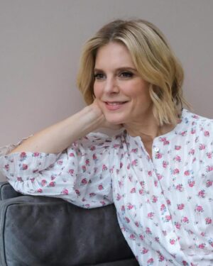Emilia Fox Instagram - Got to try on some of the pieces from the new dreamy @irisfashion collection for this photoshoot. Spring is in the air! 🥀🧡🥀💚🥀🩷🥀🌿🧡🥀💚🥀 🩷🥀🌿