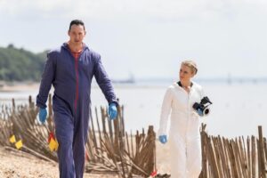 Emilia Fox Instagram - Nikki’s thinking, “Is it my imagination or has Jack grown taller this week? Or have I just got a lot shorter?!?!” Tonight’s episode of #SilentWitness Death By A Thousand Hits is starting now  @bbcone @bbciplayer and we are joined by another fantastic guest cast including @seanpertwee #JulieGraham