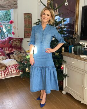 Emilia Fox Instagram - Had a lovely time doing something fun for telly wearing this dreamy @wyselondon denim dress - thank you for letting me #borrow it. I wore it with my own @ollymjewellery earrings. Thank you so much @lizbeckettmua for fab H&M! 🎄💙🎄💙🎄💙🎄
