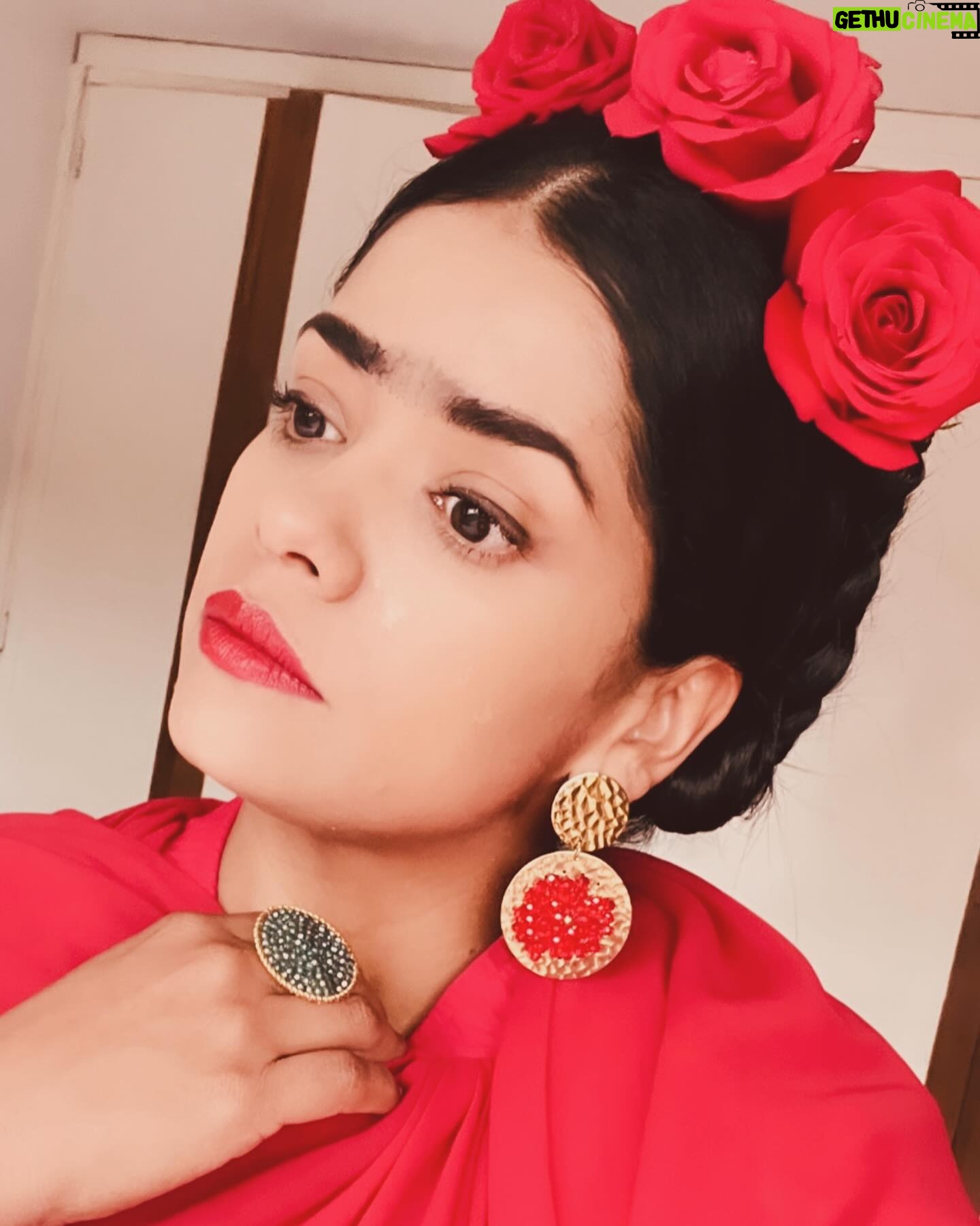 Emilia Ceballos Instagram - #tbt 🔜 a propósito del majestuoso documental sobre #fridakhalo presentado en @primevideo Llevo este proyecto en el ❤️ Entre casting y pruebas y ensayos cumplí el sueño de interpretarla… Coraje !!! ese fue su camino ! @quintocolorprodu gracias por esta valiosa oportunidad ! #mujeresrealesnoperfectas💄 #actress #corajedemujer #coloresdelotoño #vivalavida
