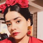 Emilia Ceballos Instagram - #tbt 🔜 a propósito del majestuoso documental sobre #fridakhalo presentado en @primevideo Llevo este proyecto en el ❤️ Entre casting y pruebas y ensayos cumplí el sueño de interpretarla… Coraje !!! ese fue su camino ! @quintocolorprodu gracias por esta valiosa oportunidad ! #mujeresrealesnoperfectas💄 #actress #corajedemujer #coloresdelotoño #vivalavida