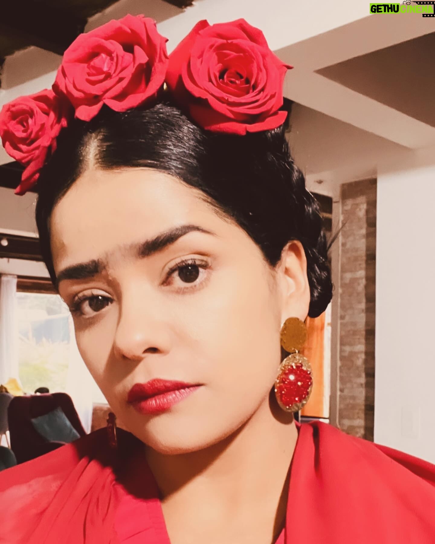 Emilia Ceballos Instagram - #tbt 🔜 a propósito del majestuoso documental sobre #fridakhalo presentado en @primevideo Llevo este proyecto en el ❤️ Entre casting y pruebas y ensayos cumplí el sueño de interpretarla… Coraje !!! ese fue su camino ! @quintocolorprodu gracias por esta valiosa oportunidad ! #mujeresrealesnoperfectas💄 #actress #corajedemujer #coloresdelotoño #vivalavida