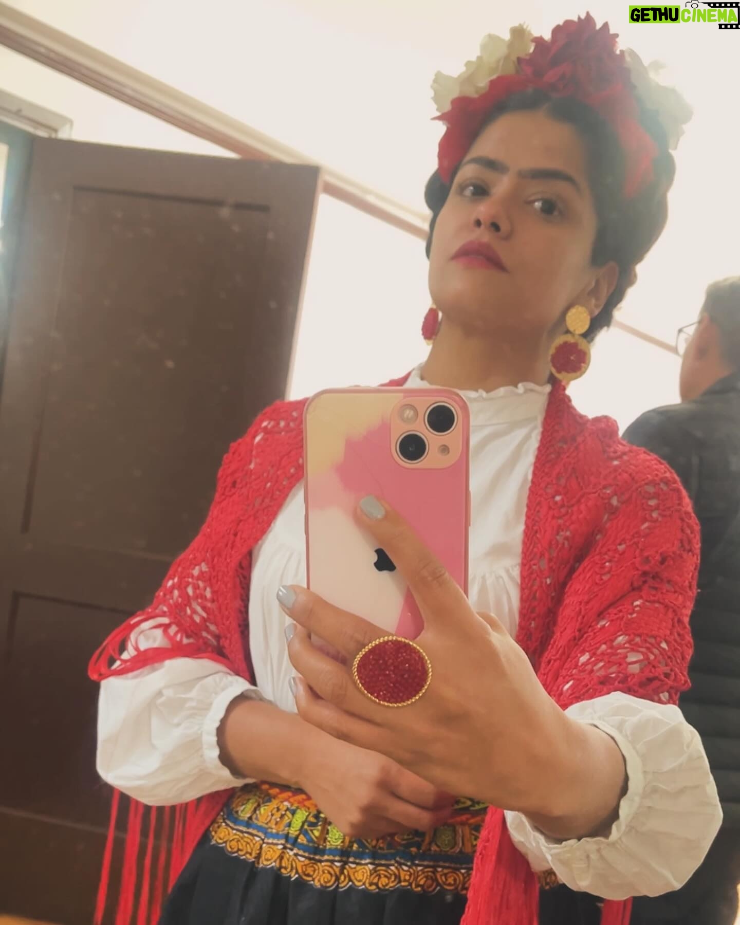 Emilia Ceballos Instagram - #tbt 🔜 a propósito del majestuoso documental sobre #fridakhalo presentado en @primevideo Llevo este proyecto en el ❤️ Entre casting y pruebas y ensayos cumplí el sueño de interpretarla… Coraje !!! ese fue su camino ! @quintocolorprodu gracias por esta valiosa oportunidad ! #mujeresrealesnoperfectas💄 #actress #corajedemujer #coloresdelotoño #vivalavida