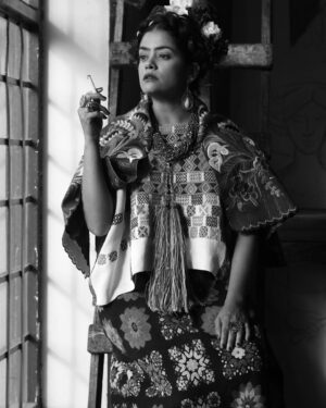 Emilia Ceballos Instagram - La soñé !
Fue una experiencia hermosa esta interpretación 

@quintocolorprodu 
@mclmanager 

By @jorgemiliofotografo 

#emmareyes
#frida #fridakahlo #actress 
@fridakahlo
#2024