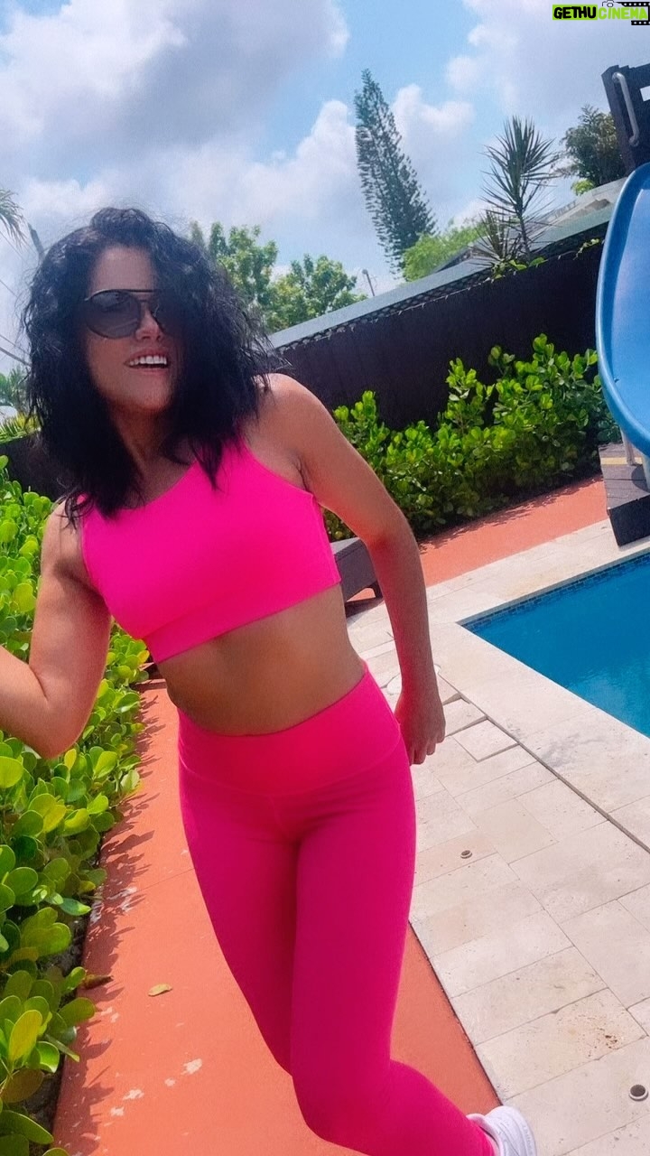 Emilia Ceballos Instagram - Como arranca esta semana pues ! Ya saben lunes de bailar la vida ! Porque la vida es un momento ! Te amo #celia By @rodrigo_jerez te amo 🥰