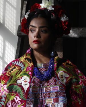 Emilia Ceballos Instagram - La soñé !
Fue una experiencia hermosa esta interpretación 

@quintocolorprodu 
@mclmanager 

By @jorgemiliofotografo 

#emmareyes
#frida #fridakahlo #actress 
@fridakahlo
#2024