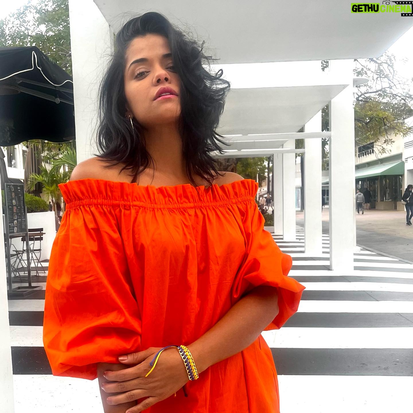 Emilia Ceballos Instagram - Los diseños de @julianramirezdesigns son hermosos para una ciudad como #miami 🇺🇸 Tu talento es maravilloso ! Las invito a conocer sus diseños ! Los amarán ! #decolombiaparaelmundo🇨🇴 Te quiero #miami #fashionweek #modacolombiana #fashionstyle