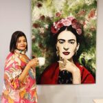 Emilia Ceballos Instagram – @doraalba.bolivarsanchez 

Ella es demasiado !
5 hijos 
Un matrimonio de más de 40 años 
Una fuerza y un coraje que pocas tienen !

Un amor por #frida 
Como si en alguna vida ella fuera familia !

Madre sencillamente eres de otro mundo ! Me siento orgullosa de ser tu tercera hija ! 
Me regalaste todo para pisar un escenario sin miedo !
Para reconocer que la tarima es el mundo !
Celebro cada segundo de toda tu existencia !
Te amo mucho y gracias 🙏 por brindarnos tanta sabiduría para crecer y evolucionar !

Feliz día mamá !
#madre #madreehija #coraje