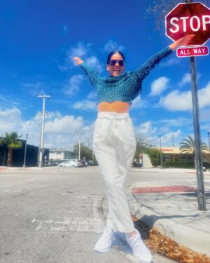 Emilia Ceballos Instagram - Going forward!

1. physical training

2 play whith our stand up six sex and a half

3. my English better, love that ❤️❤️

4.live in the present

 5. Gratitude

#self #vida #gratitudenpositivo #beautytips #makeupnaturale #lifestyle

@autopremiumflorida
