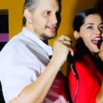 Emilia Ceballos Instagram - Cuál es tu canción 🎶 favorita para cantar en karaoke 🎤 con tu pareja ? Los esperamos este 21 de marzo en @teatrotrail 8 y 30 pm Para cantar y divertirnos con six/ sex and a Half Pocos cupos ! Esta pareja ….. @rodrigo_jerez @colombiansusa #standupcolombiano #humor #teatrotrail #miami #karaokeroom #parejas