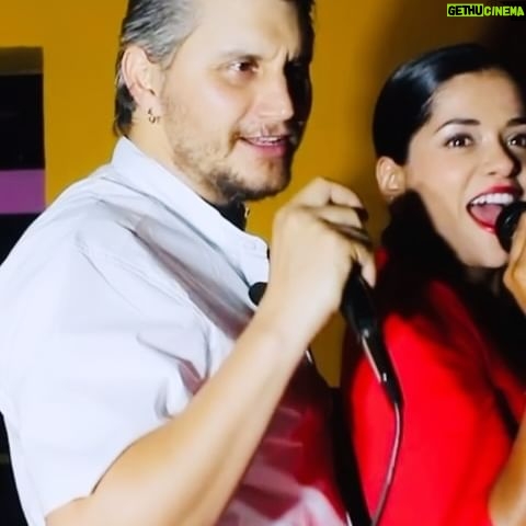 Emilia Ceballos Instagram - Cuál es tu canción 🎶 favorita para cantar en karaoke 🎤 con tu pareja ? Los esperamos este 21 de marzo en @teatrotrail 8 y 30 pm Para cantar y divertirnos con six/ sex and a Half Pocos cupos ! Esta pareja ….. @rodrigo_jerez @colombiansusa #standupcolombiano #humor #teatrotrail #miami #karaokeroom #parejas