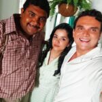 Emilia Ceballos Instagram - Mi gente hermosa de Panamá 🇵🇦 Muy pronto llegará a ustedes esta sonrisa 😊 y estos dos Grandes artistas que me acompañaron en toda la historia de @leandrodiaznew con mi personaje de #clementina @johanriverazumaque y @silvestredangond los quiero mucho ! Pronto por @telemetro @novelastelemetro La niña #clementina #leandrodiaz #panamá #series
