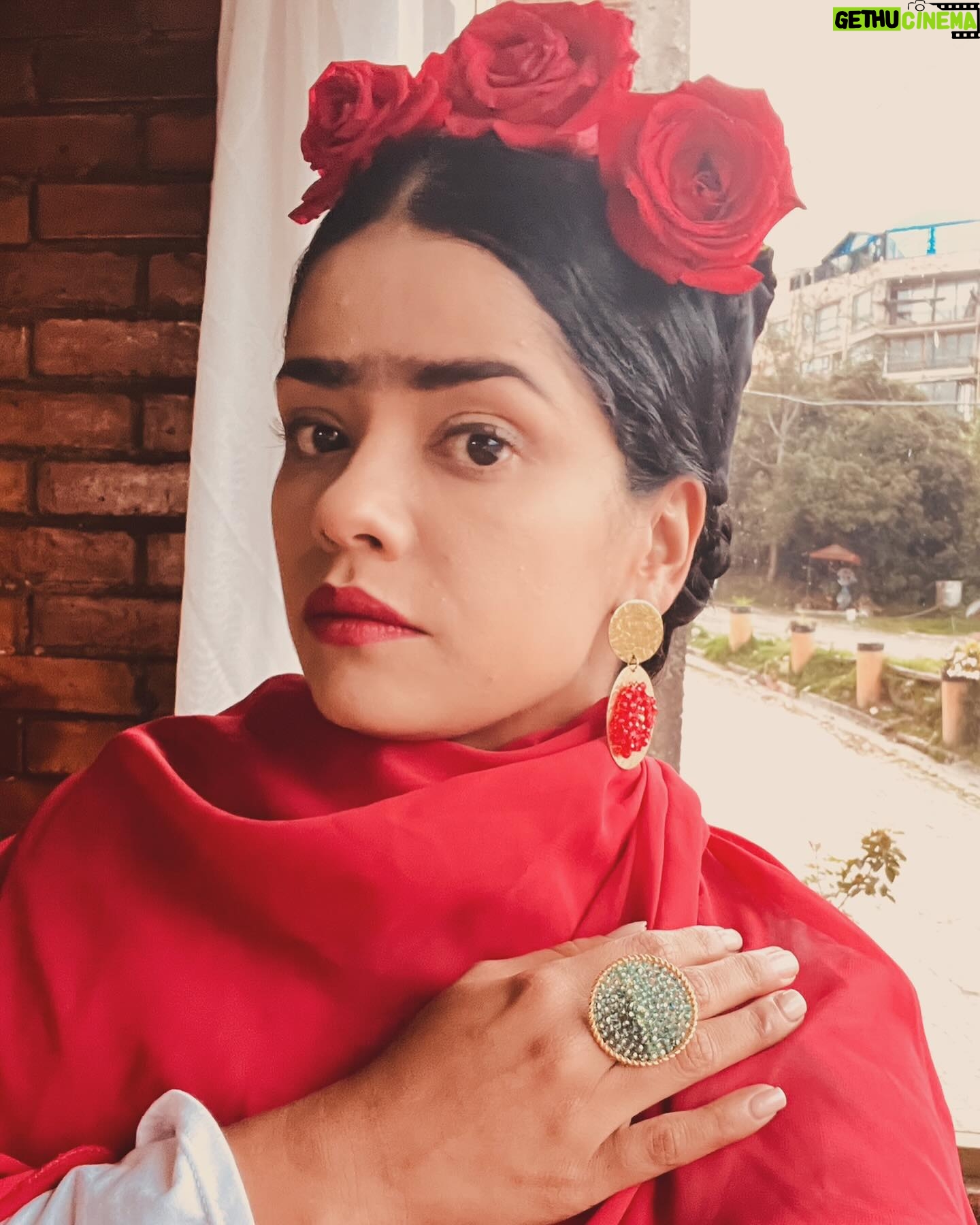 Emilia Ceballos Instagram - #tbt 🔜 a propósito del majestuoso documental sobre #fridakhalo presentado en @primevideo Llevo este proyecto en el ❤️ Entre casting y pruebas y ensayos cumplí el sueño de interpretarla… Coraje !!! ese fue su camino ! @quintocolorprodu gracias por esta valiosa oportunidad ! #mujeresrealesnoperfectas💄 #actress #corajedemujer #coloresdelotoño #vivalavida