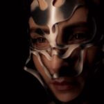 Emilia Lazo Instagram - ❤️‍🔥ALMA VIEJA IS OUT❤️‍🔥 🎧🎧🎧🎧🎧🎧🎧🎧🎧 Ya podéis ver y escuchar Alma Vieja. Primer single de nuestro nuevo álbum que pronto desvelaremos el título, producido por @maestroespada y acompañado de este videoclip que hemos dirigido y producido con nuestro querido @colectivodelirio y un equipo de artistas increíbles. Vaya viaje amigos, salud!!!!!!🍷 Dirección: @emiliaypablomusic Producción Musical: @maestro_espada Percusión: @ivan_mellen Contrabajo: @ntzbass Estudio de grabación: @mapa_studios Coreógrafo :@pzamoranoa DOP: @carlosguijarro Operador de cámara: @guillecentenera Foquista: @maruhardcore Montaje: @alvsvonper Color: @aminandresco Producción: @_cristianmarano_ Diseño de iluminación: @jotalighting Estilismo: @uriwithouth Showroom: @aflameconcept Diseño de máscaras: @so.ph.iiia MUAH: @alex.gancedo_ AssMUAH: @maferastudillomakeup Foto fija: @ana_anuanua @_icaceres Gracias a @madame_vodevil por apoyar siempre nuestro delirio.