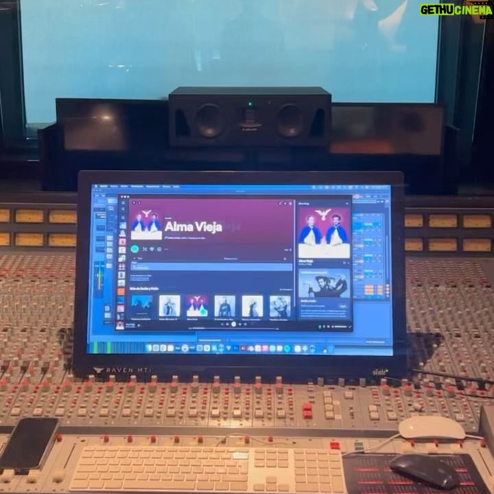 Emilia Lazo Instagram - “Cuerpo, luz, sombra y alma”fueron algunos de los conceptos que nos guiaron para crear el videoclip de “Alma vieja” con nuestro querido @colectivo.delirio 🎥 Esperamos que lo estéis disfrutando tanto como nosotros disfrutamos de la locura del proceso creativo junto a un equipo de artistas increíbles❤️🔥 LINK IN BIO! @emiliaypablomusic