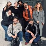 Emilia Lazo Instagram - “Cuerpo, luz, sombra y alma”fueron algunos de los conceptos que nos guiaron para crear el videoclip de “Alma vieja” con nuestro querido @colectivo.delirio 🎥 Esperamos que lo estéis disfrutando tanto como nosotros disfrutamos de la locura del proceso creativo junto a un equipo de artistas increíbles❤️‍🔥 LINK IN BIO! @emiliaypablomusic