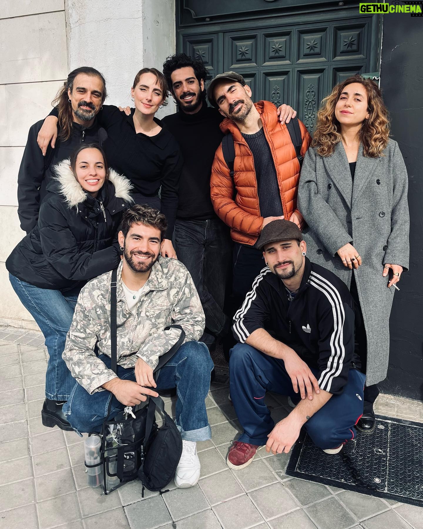 Emilia Lazo Instagram - “Cuerpo, luz, sombra y alma”fueron algunos de los conceptos que nos guiaron para crear el videoclip de “Alma vieja” con nuestro querido @colectivo.delirio 🎥 Esperamos que lo estéis disfrutando tanto como nosotros disfrutamos de la locura del proceso creativo junto a un equipo de artistas increíbles❤️🔥 LINK IN BIO! @emiliaypablomusic
