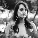 Emilia Lazo Instagram - desnudar y sincerar, dejar morir para hacer espacio, rendirse y abrazar lo que viene 🎞️ Portra800 revelado y digitalizado x @cuartocolorlab #portrait #staybrokeshootfilm #35mm #analogphotography