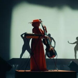 Emilia Lazo Instagram - 💥 Territorio de Delirio 💥

Tanto que agradecer de está mágica noche en los @teatroscanal❤

Que ganas de compartir este proyecto en todos los rincones del mundo.

Larga vida al arte! 🤘

Gracias @clubdelrio_ por confiar uniéndose a este Delirio! 

Gracias @asantg33 por este maravilloso teaser

Idea original: @colectivo.delirio

Dirección escénica: @dariosigco 

Dirección de arte: @_nikoji @nereaqerez 

Diseño sonoro: @_emiliopascual 

Diseño de iluminación: Jorge Catalan 

Producción: @_cristianmarano_ 

Produccion ejecutiva: @madame_vodevil 

Vestuario: @crismartinalique 
Visuales: @carmenescuderophoto @motion_haikus 

Foto cartel: @sergiolar10 
Diseño de cartel: @juliovargasbuendia

Foto fija y vídeo: @carlosguijarro @ana_anuanua @chechagandolfo @asantg33 

Voz y guitarra: @emilia_lazo 
Voz, guitarras, charango y charangón: @pablocaceresblazquez 
Percusiones: @ivan_mellen 
Violonchelo: @oscartrujillo_ 
Contrabajo y sinte: @martabautista_bass 

Performers:
@elisaforcanoactriz 
@slynessnatt 
@pablo.gart 
@gisageezer 
@ro_asecas 
@jorggevidal

@madame_vodevil ❤