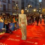 Emilia Lazo Instagram - Qué noche tan especial, gracias @festivalmalaga por invitarme a vivir esta fantasía de la mano de @mansconceptmenswear 🤍 Y a todas las personas que hacen posible este look mágico. @joyassardinero @sevillano_anita_ @ehmoda @fabracomunicacion @me_love_me_unasymas @aleighthouse @guess