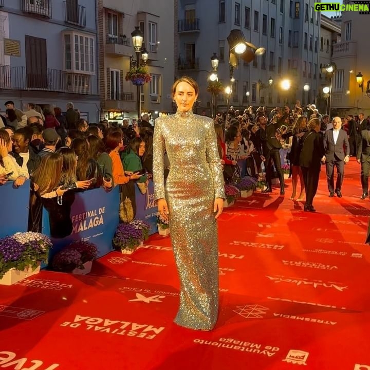 Emilia Lazo - 5.9K Likes - Qué noche tan especial, gracias @festivalmalaga por invitarme a vivir esta fantasía de la mano de @mansconceptmenswear 🤍
Y a todas las personas que hacen posible este look mágico.
@joyassardinero
@sevillano_anita_
@ehmoda
@fabracomunicacion
@me_love_me_unasymas
@aleighthouse
@guess