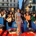 Emilia Lazo Instagram - Qué noche tan especial, gracias @festivalmalaga por invitarme a vivir esta fantasía de la mano de @mansconceptmenswear 🤍 Y a todas las personas que hacen posible este look mágico. @joyassardinero @sevillano_anita_ @ehmoda @fabracomunicacion @me_love_me_unasymas @aleighthouse @guess