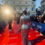 Emilia Lazo Instagram - Qué noche tan especial, gracias @festivalmalaga por invitarme a vivir esta fantasía de la mano de @mansconceptmenswear 🤍 Y a todas las personas que hacen posible este look mágico. @joyassardinero @sevillano_anita_ @ehmoda @fabracomunicacion @me_love_me_unasymas @aleighthouse @guess