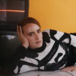 Emilia Lazo Instagram - Charlamos con la joven @emilia_lazo sobre sus próximos proyectos musicales y de su nueva película “A través de tu mirada” que pondrá fin a una de las sagas más exitosas de @netflixes El público la ha conocido por su misterioso personaje en la trilogía de películas “A través de…” basada en las novelas románticas de de @ari_godoy, que han gozado de un apabullante éxito en Netflix, alzándolas como una de las sagas más vistas de la plataforma a nivel mundial. En ellas, Emilia interpreta a Claudia, una empleada doméstica acostumbrada a estar en un segundo plano, que mira y calla, mientras mantiene una tórrida aventura con el primogénito de la familia interpretado por un imponente @ericmasip. La evolución del personaje ha sido sorprendente y la ha llevado a convertirse en uno de los personajes más queridos por los fans gracias a esa mezcla de ternura y corazón. Ahora a las puertas del estreno de la tercera y última parte, el público espera impaciente el final de esta aventura que ha abierto las puertas a esta joven cuyo corazón está cargado de arte. Y es que Emilia no solo se ha conformado por conquistar su faceta como actriz, también ha demostrado su amor por la música con @emiliaypablomusic, dúo chileno-español que lleva unos años explorando las posibilidades de mezclar música y folclore. Este año presentará su segundo gran trabajo después del estupendo recibimiento de su primer álbum : “Territorio de delirio”. La canción con la que nos han introducido en esta etapa aún por descubrir ha sido una meliflua balada que resume muy bien el espíritu de este enigmático dúo y se titula: “Alma Vieja”. ¿Qué otras sorpresas nos tendrá preparada la imparable Emilia Lazo? 👉🏾 Entrevista completa ya en VEIN.es Créditos: Entrevista por Juan Martí @sswango Fotografías de Juan Pablo Ubilla @ubillaphoto Asistente de fotografía: Isidora Cáceres @_icaceres Retoque: Paloma fuentes @palomafuentesph Maquillaje y peluquería: Ginebra @ginebracaducada Estilismo: Mario Tamurejo @marietemts Dir. De arte: Adrian Casani @adrian.casani Producción: azido studio @azidostudios