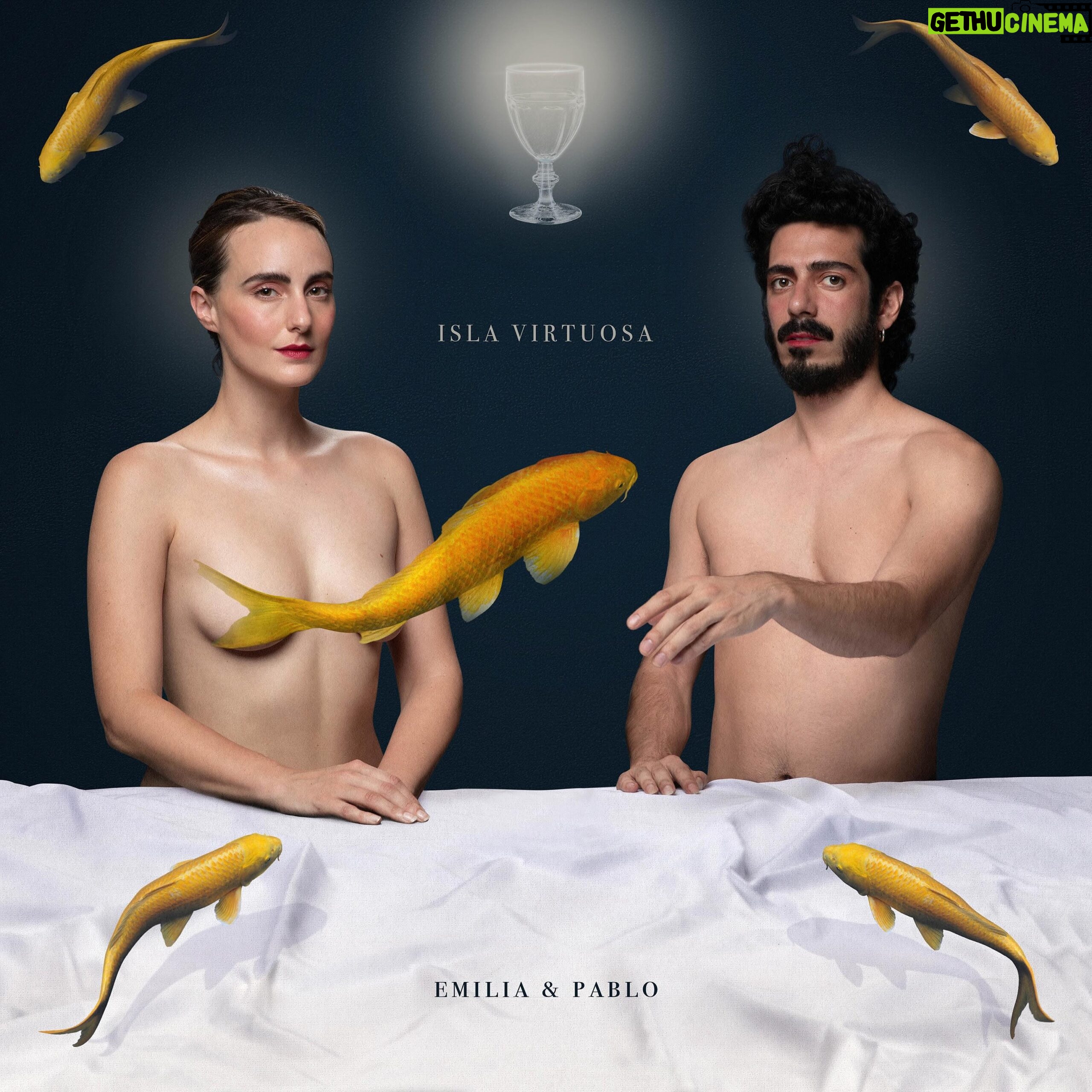 Emilia Lazo Instagram - ISLA VIRTUOSA IS OUT! 🩵 Después de mucho tiempo trabajando en este disco maravillosamente producido por @maestro_espada aquí lo tenéis completo para poder viajar a través de estas canciones. Todxs poseemos una isla virtuosa. Una vez una mujer sabia me dijo: “No tienes que tener miedo, entras a lugares mágicos , no sabes como entrar ni cómo salir, sin embargo entras y sales. No te preocupes. “ Sin duda hablaba de este lugar el cual nosotros llamamos hoy, Isla virtuosa. Podríamos hablar largas horas sobre esto, pero no queremos dejar de agradecer a todxs los que hacen este proyecto posible: A @mariadesiete, @casabonita_carabanchel , @ramirez_guitars , @mapa_studios y a @marcolaborda , @ivan_mellen , @juanespigamusic , @oscartrujillo_ , @ntzbass , @laia.alcolea y Pablo Navarro. A @goncaceresares y @jpitillas por su amistad y por apoyarnos desde el inicio de este proyecto de manera incondicional junto a @madame_vodevil . A nuestras familias, amigues y amores por sostenernos en el vuelo🕊️ A DISFRUTAR! 🌊🫂🧘🩵🕊️✨🎧🐉✨☀️🚀🌴🏝️