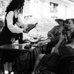 Emilia Lazo Instagram - De cuando @salma_gea nos invitó a una cata de vinos y quesos vestidas de época en un monte perdido de Extremadura. Que hermoso recuerdo y que hermoso es compartir entre mujeres 🍷🤍 📸 @____alison_tarden