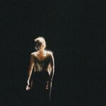 Emilia Lazo Instagram - “Cuerpo, luz, sombra y alma”fueron algunos de los conceptos que nos guiaron para crear el videoclip de “Alma vieja” con nuestro querido @colectivo.delirio 🎥 Esperamos que lo estéis disfrutando tanto como nosotros disfrutamos de la locura del proceso creativo junto a un equipo de artistas increíbles❤️‍🔥 LINK IN BIO! @emiliaypablomusic