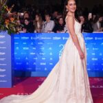 Emilia Lazo Instagram - Ha sido increíble poder estar en la inauguración del @festivalmalaga, gracias por invitarme a vivir esta fantasía con este sueño de vestido de @paulamatthei 🤍 Y a todas las personas que hacen posible este look maravilla.✨ @joyassardinero @hanleyglasses @ehmoda @guess @fabracomunicacion @manuelcantoncorral @rocioterral @me_love_me_unasymas @aleighthouse @sarabiramos