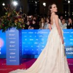 Emilia Lazo Instagram - Ha sido increíble poder estar en la inauguración del @festivalmalaga, gracias por invitarme a vivir esta fantasía con este sueño de vestido de @paulamatthei 🤍 Y a todas las personas que hacen posible este look maravilla.✨ @joyassardinero @hanleyglasses @ehmoda @guess @fabracomunicacion @manuelcantoncorral @rocioterral @me_love_me_unasymas @aleighthouse @sarabiramos