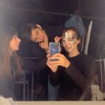 Emilia Lazo Instagram - “Cuerpo, luz, sombra y alma”fueron algunos de los conceptos que nos guiaron para crear el videoclip de “Alma vieja” con nuestro querido @colectivo.delirio 🎥 Esperamos que lo estéis disfrutando tanto como nosotros disfrutamos de la locura del proceso creativo junto a un equipo de artistas increíbles❤️‍🔥 LINK IN BIO! @emiliaypablomusic