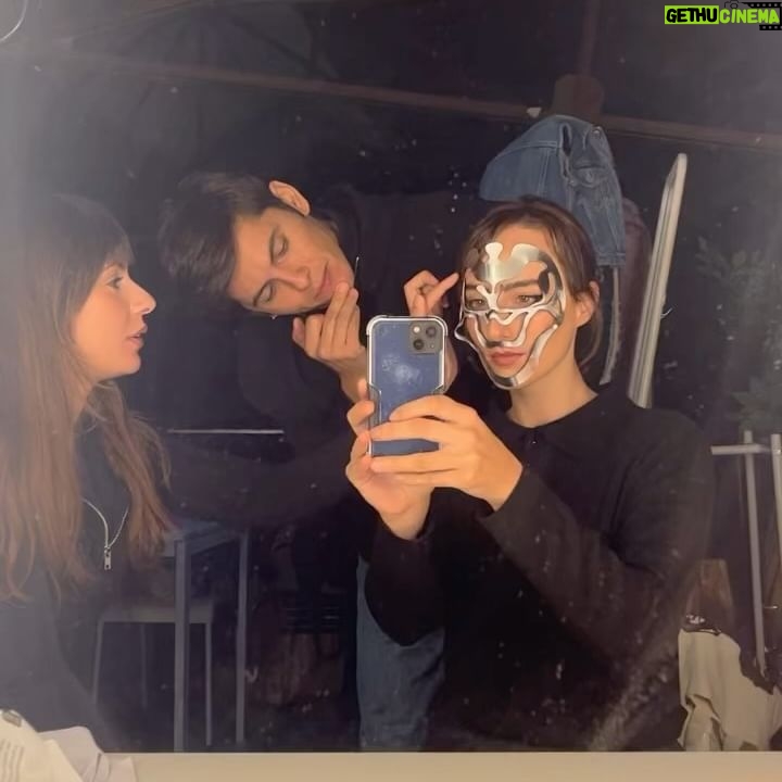 Emilia Lazo Instagram - “Cuerpo, luz, sombra y alma”fueron algunos de los conceptos que nos guiaron para crear el videoclip de “Alma vieja” con nuestro querido @colectivo.delirio 🎥 Esperamos que lo estéis disfrutando tanto como nosotros disfrutamos de la locura del proceso creativo junto a un equipo de artistas increíbles❤️🔥 LINK IN BIO! @emiliaypablomusic