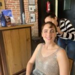 Emilia Lazo Instagram - “Cuerpo, luz, sombra y alma”fueron algunos de los conceptos que nos guiaron para crear el videoclip de “Alma vieja” con nuestro querido @colectivo.delirio 🎥 Esperamos que lo estéis disfrutando tanto como nosotros disfrutamos de la locura del proceso creativo junto a un equipo de artistas increíbles❤️‍🔥 LINK IN BIO! @emiliaypablomusic