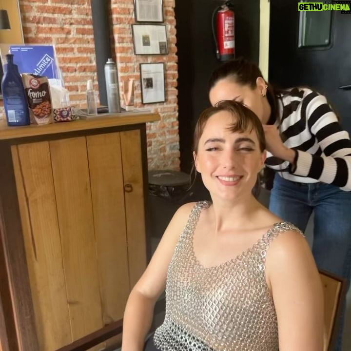 Emilia Lazo Instagram - “Cuerpo, luz, sombra y alma”fueron algunos de los conceptos que nos guiaron para crear el videoclip de “Alma vieja” con nuestro querido @colectivo.delirio 🎥 Esperamos que lo estéis disfrutando tanto como nosotros disfrutamos de la locura del proceso creativo junto a un equipo de artistas increíbles❤️🔥 LINK IN BIO! @emiliaypablomusic