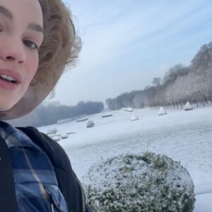 Emilia Schüle Instagram - Sommer, Herbst und Winter in und um Paris (Bild 4, Blick aus meiner Garderobe auf den Herbst, den ich leider verpasst habe, weil 10 Wochen Studiodreh) - 75 / 95 Drehtage done ✔️ @canalplus #S2MarieAntoinette