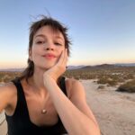 Emilia Schüle Instagram – es war staubig, es war mucksmäusschenstill, gab seit Langem wieder mal Vinyl, das Licht war premium und ja, @bulgari darf man auch in der Wüste tragen. 
#bvlgaricabochon 
#dadarfmanauchmaleinselfiemachen 
#1.Selfieseitbestimmt5Jahrenaufinstagram