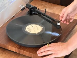 Emilia Schüle Instagram - es war staubig, es war mucksmäusschenstill, gab seit Langem wieder mal Vinyl, das Licht war premium und ja, @bulgari darf man auch in der Wüste tragen. 
#bvlgaricabochon 
#dadarfmanauchmaleinselfiemachen 
#1.Selfieseitbestimmt5Jahrenaufinstagram