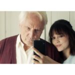Emilia Schüle Instagram - Eins der schönsten Drehbücher, das ich je mit zum Leben erwecken durfte: „Die Vergesslichkeit der Eichhörnchen“, heute 20.15h auf @artefr @arte.tv @zieglerfilm_germany Regie: Marc Dietschreit, Nadine Heinze
