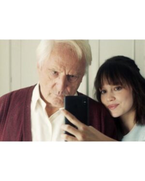 Emilia Schüle Instagram - Eins der schönsten Drehbücher, das ich je mit zum Leben erwecken durfte: 
„Die Vergesslichkeit der Eichhörnchen“, heute 20.15h auf @artefr @arte.tv 

@zieglerfilm_germany 
Regie: Marc Dietschreit, Nadine Heinze